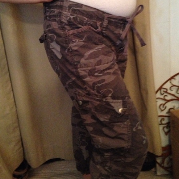 Black & gray cargo Capri