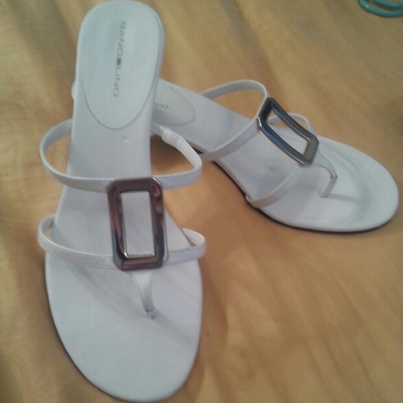 White strappy low Bandolino sandal