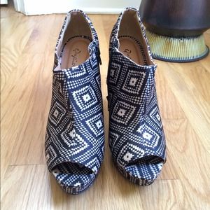 Patterned booties