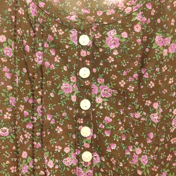 Cute flowery top - Picture 2 of 3