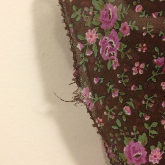 Cute flowery top - Picture 3 of 3