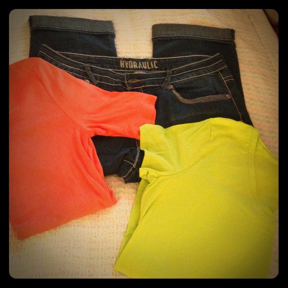 BUNDLE!!! Jean capri's and 2 GAP shirts