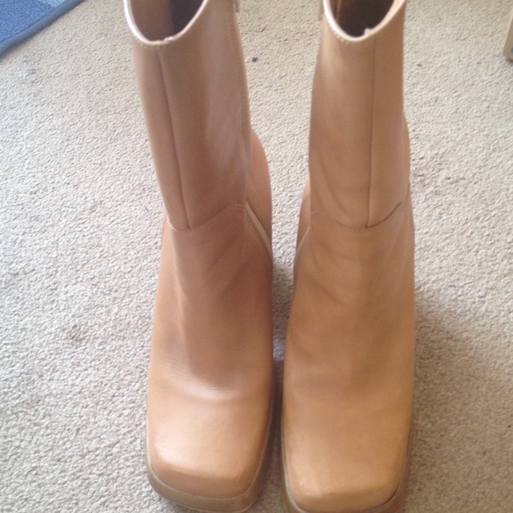 Steve Madden Franky tan side zip boots