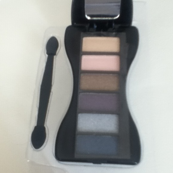 Bow eyeshadow palette with wristlet - Picture 2 of 4