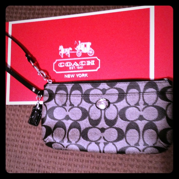 REDUCED ❤️ BLACK COACH wristlet
