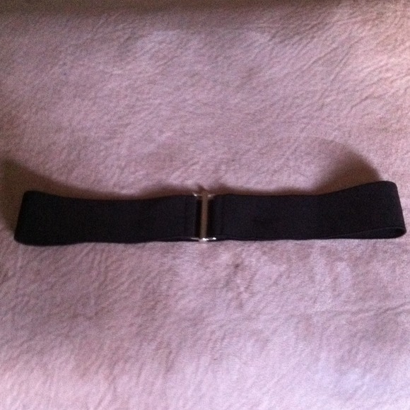 Black bungee BCBG belt.
