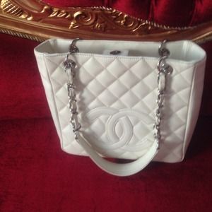 Chanel handbag (white) authentic !!!!!😀😀