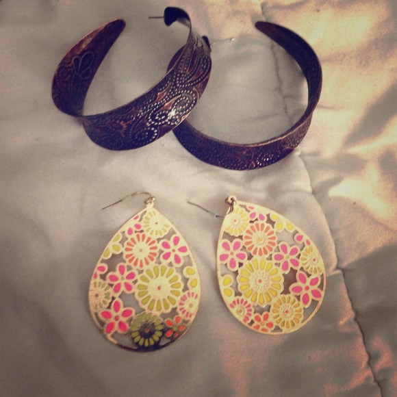 2 pairs of earrings - Picture 1 of 3