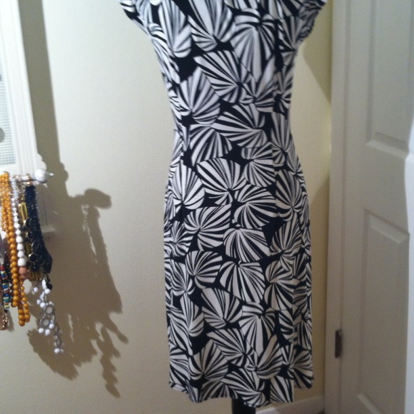 Black and white print dress - Picture 3 of 3