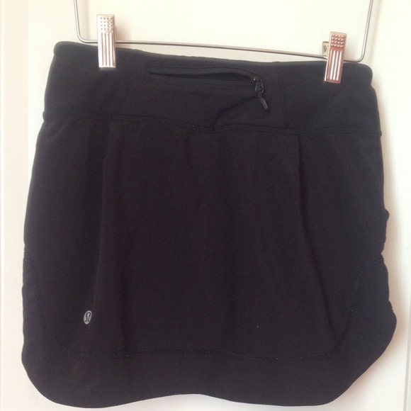 Lulu lemon black skirt 2