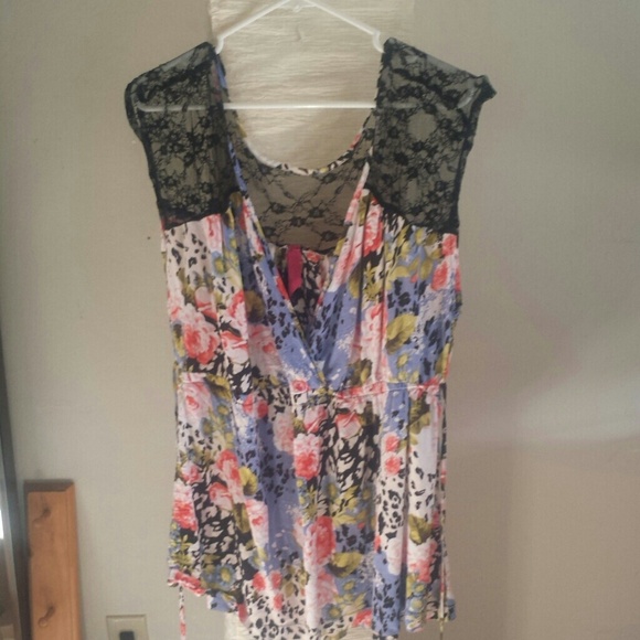 Floral and lace cap sleeved shirt