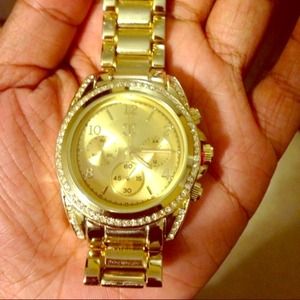 Gorgeous gold watch 😍