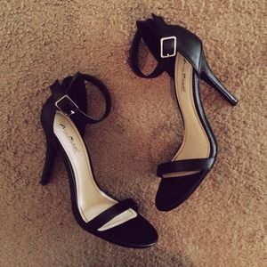 Black Single Sole Open Toed Ankle Straps