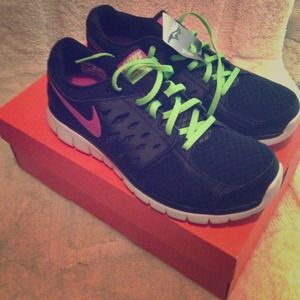 Nike flex run tennis shoes new