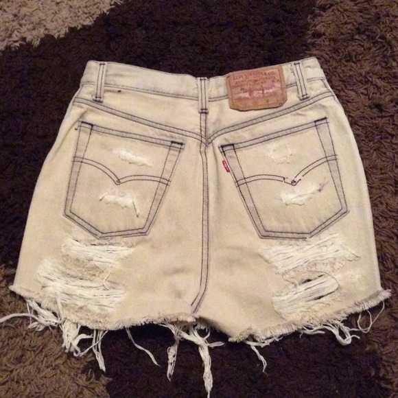 Distressed Levis high waisted shorts size 27 - Picture 2 of 2