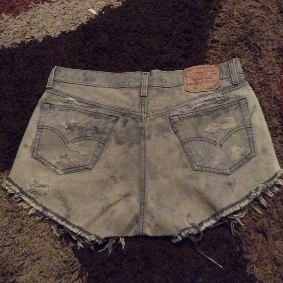 Distressed Levis high waisted shorts fit 32/33 - Picture 2 of 2