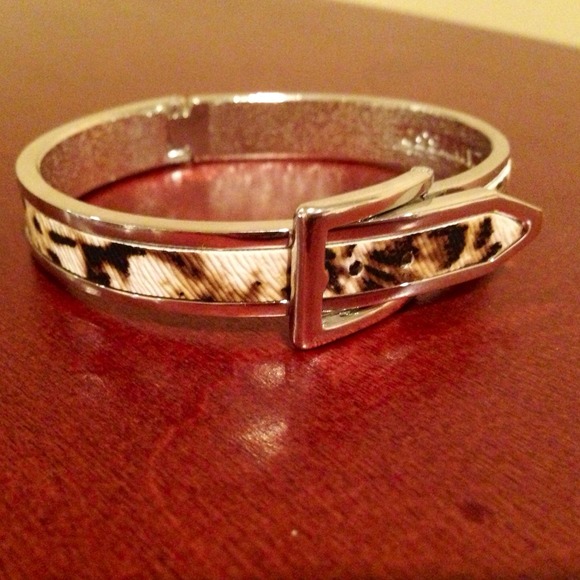 NEW Silver Tone Leopard Buckle Bangle Bracelet - Picture 3 of 4