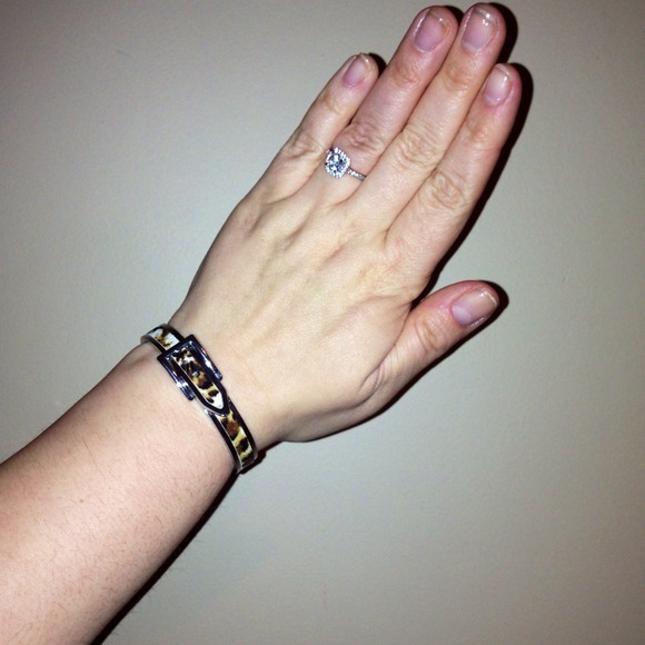 NEW Silver Tone Leopard Buckle Bangle Bracelet - Picture 4 of 4