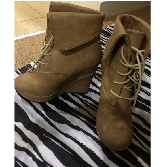 Wedge boots with laces