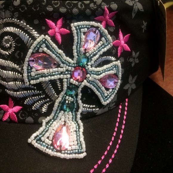 New hat with lots of detail, great accessory! - Picture 1 of 3
