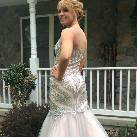 BEAUTIFUL Prom dress!!! - Picture 2 of 4