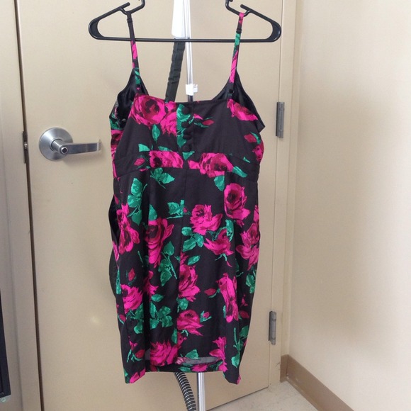 Cute party dress! - Picture 2 of 4