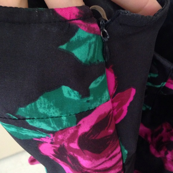 Cute party dress! - Picture 3 of 4