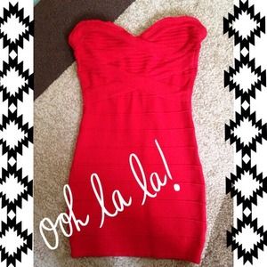 Red strapless bandange dress