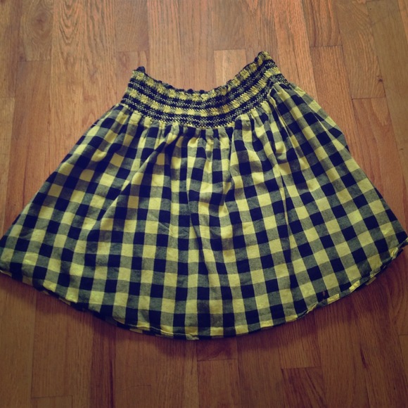 Yellow and black stretchy skirt