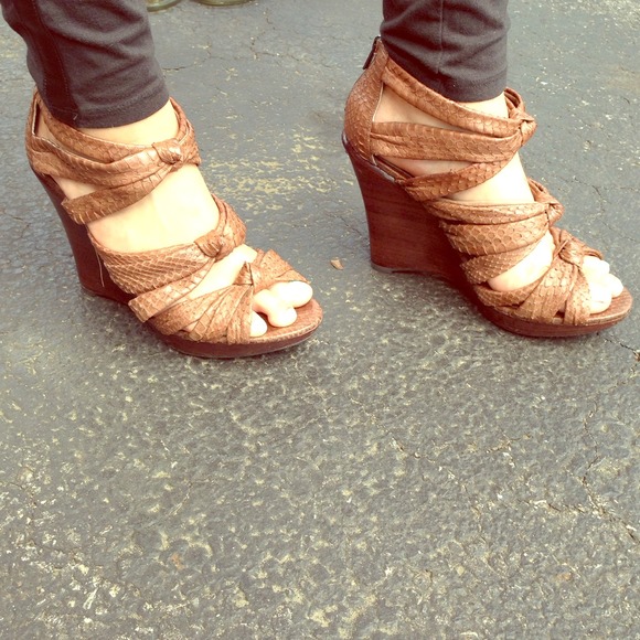 ❌SOLD❌Kenneth Cole wedges