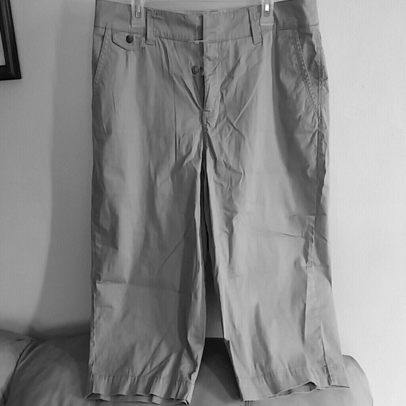 Light gray capris & 3 tanks for @belindalyn