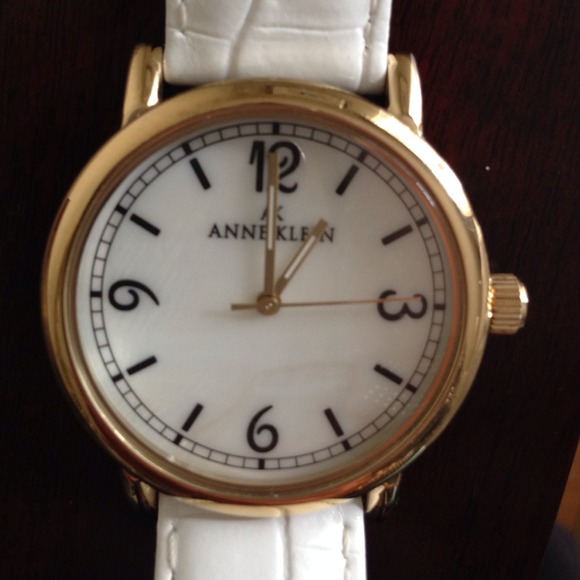 Time to buy!! White & Gold Ladies Watch 35cm face - Picture 4 of 4