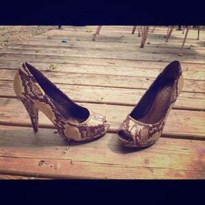 Python-like high heeled shoes