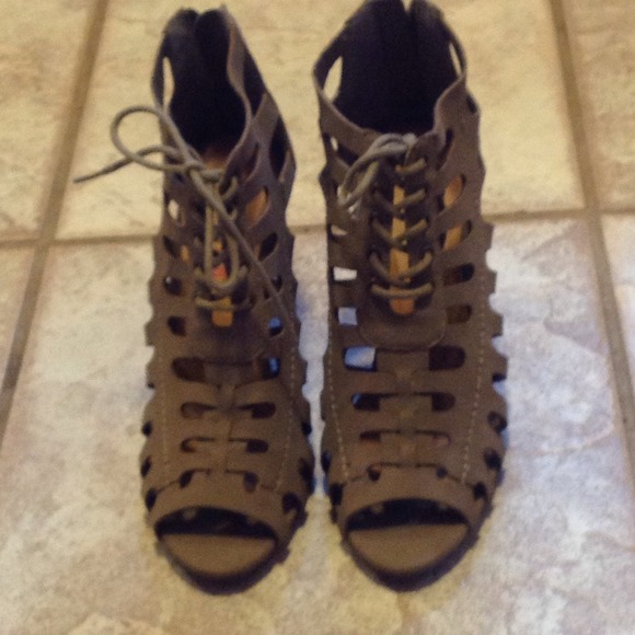 Cut out wedge shoe