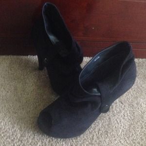 New without tags Black suede peep toe booties