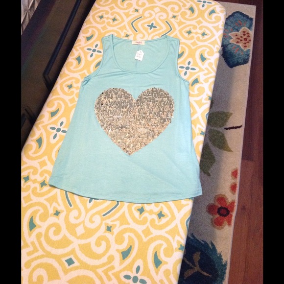 🚫Boutique accent heart top-SOLD LOCALLY🚫