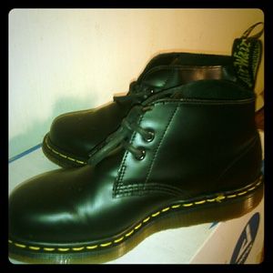 Dr Marten's Manton Leather Ankle Boot