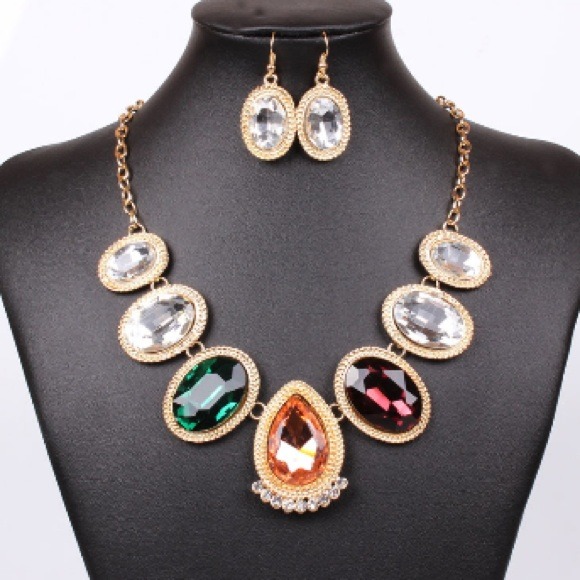 Jewelry - ✨Host Pick✨Set of Colorful Necklace and Earring