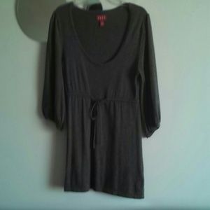 Elle tie gray shirt.