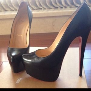 100% Authentic "Daffodile" Christian Louboutins