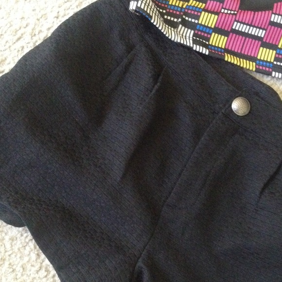 Beautiful Black textured shorts sz 11 - Picture 2 of 2