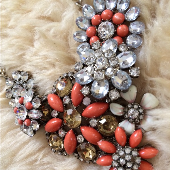 HOST PICK 🎉🎉🎉 L Danzis Flower Cluster Necklace - Picture 2 of 4