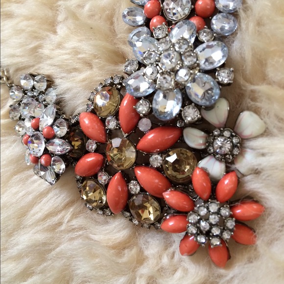 HOST PICK 🎉🎉🎉 L Danzis Flower Cluster Necklace - Picture 3 of 4