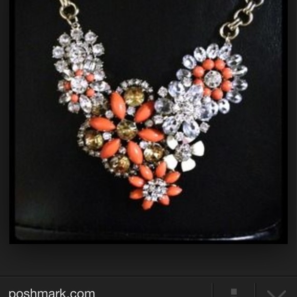 HOST PICK 🎉🎉🎉 L Danzis Flower Cluster Necklace - Picture 4 of 4