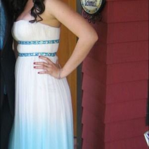 Beautiful gown! Perfect for prom &weddings!