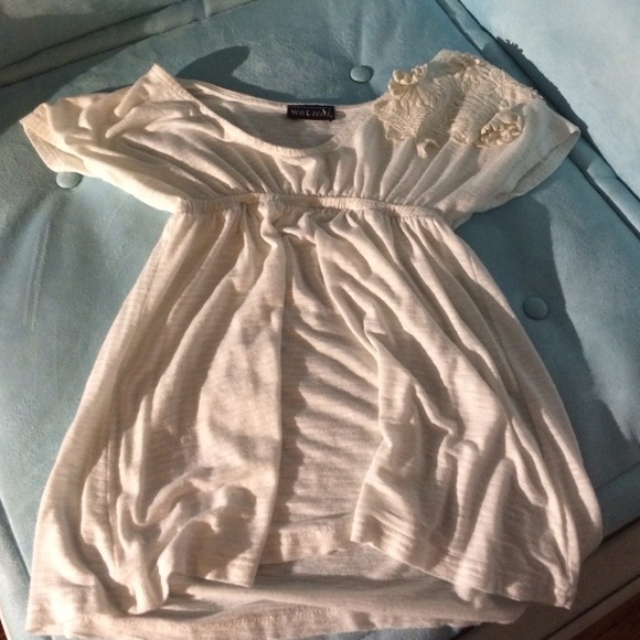 Creme top that scrunches under breasts