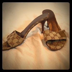 Used Gucci shoes / sandals