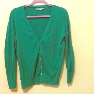 GORGEOUS Kelly green button down cardigan!