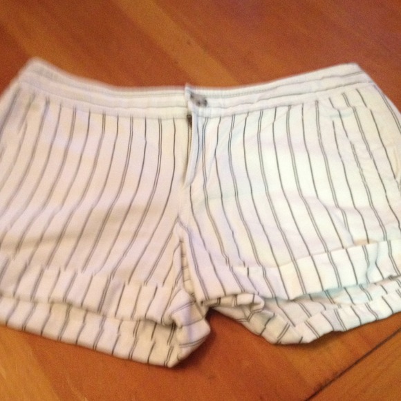 Pin strip short shorts