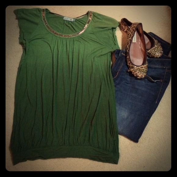 Green ombré top with neck detail!
